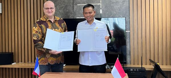 The renewed framework agreement between CIRAD and BSIP, presented by Fadjry Djulfry and Jean-Marc Roda. © A Chalumeau